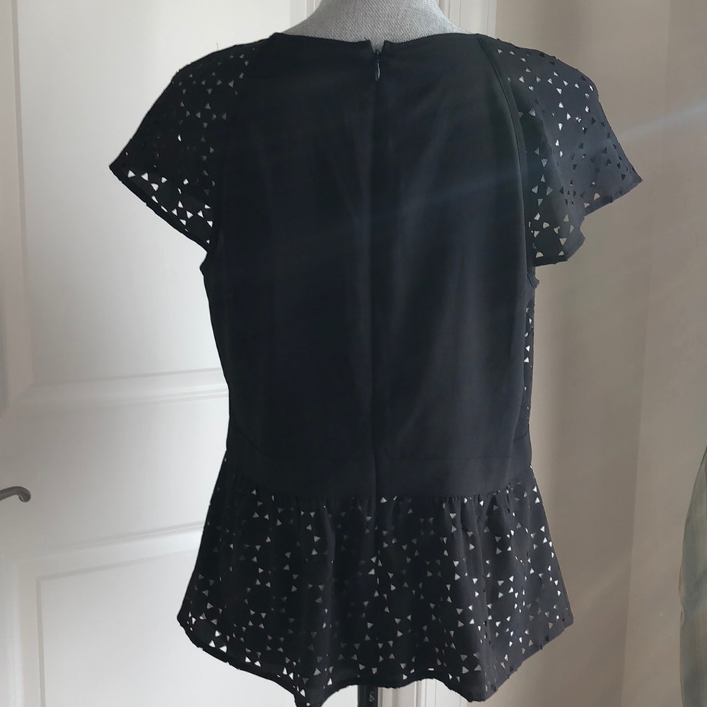 Cute Ann Taylor lasercut blouse - Picture 3 of 4